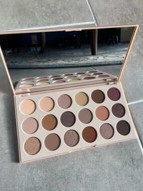 Brand New Truth or Bare Morphe Artistry Eyeshadow Palette Neutral Colors